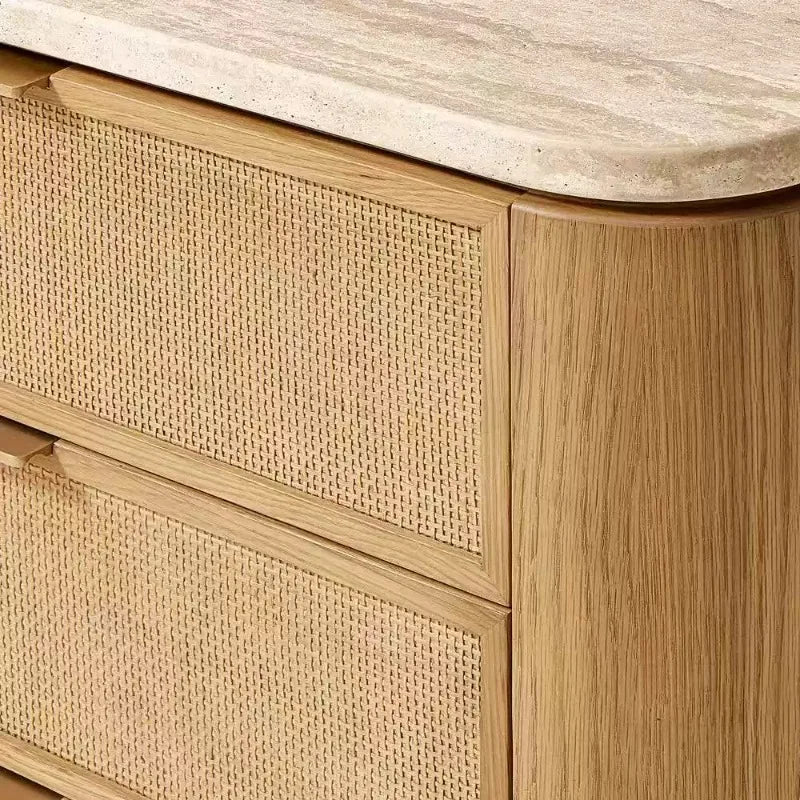 Nachttisch aus Holz mit drei Schubladen und Travertinplatte